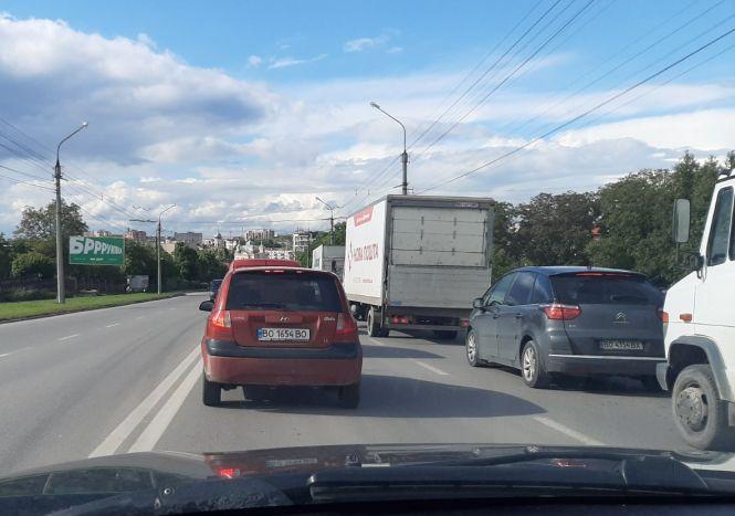 Новини Тернополя - фото з На Дамбі ДТП – легковик влетів в маршрутку. Обидві смуги з «Дружби» в Центр заблоковані На Дамбі ДТП – легковик влетів в маршрутку. Обидві смуги з «Дружби» в Центр заблоковані, фото №3 на сайті 20minut.ua
