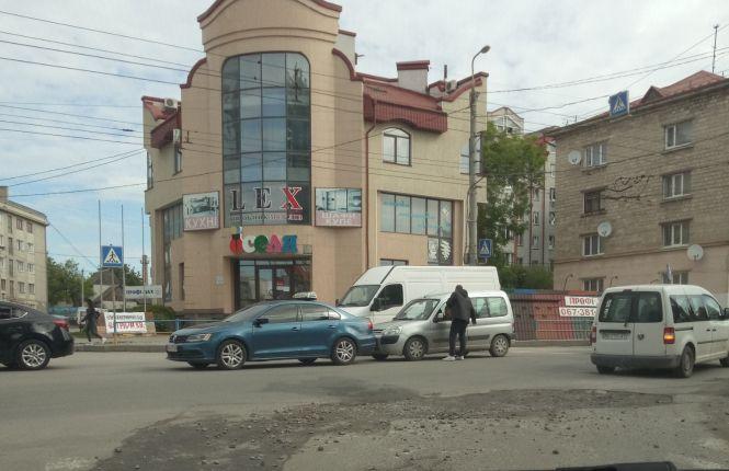 Новини Тернополя - фото з На Дамбі ДТП – легковик влетів в маршрутку. Обидві смуги з «Дружби» в Центр заблоковані На Дамбі ДТП – легковик влетів в маршрутку. Обидві смуги з «Дружби» в Центр заблоковані, фото №4 на сайті 20minut.ua
