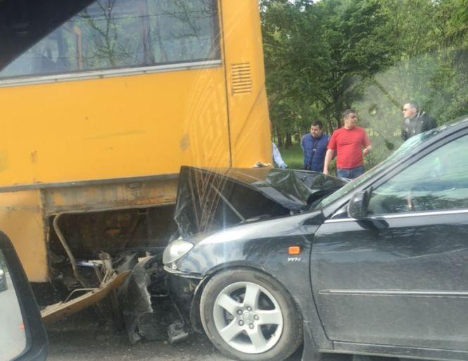 Новини Тернополя - фото з На Дамбі ДТП – легковик влетів в маршрутку. Обидві смуги з «Дружби» в Центр заблоковані На Дамбі ДТП – легковик влетів в маршрутку. Обидві смуги з «Дружби» в Центр заблоковані, фото №2 на сайті 20minut.ua