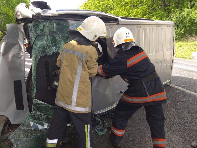 Неподалік Бродецького «Рено Трафік» в’їхав у бетонну огорожу. Водія діставали рятувальники, фото №4 на сайті 20minut.ua