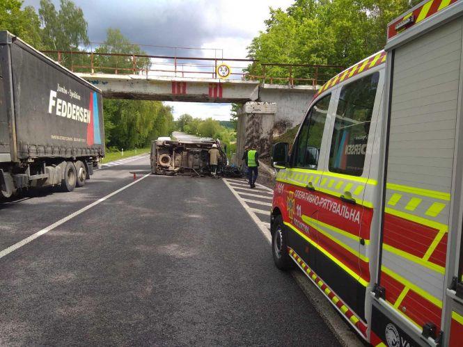 Неподалік Бродецького «Рено Трафік» в’їхав у бетонну огорожу. Водія діставали рятувальники, фото №1 на сайті 20minut.ua