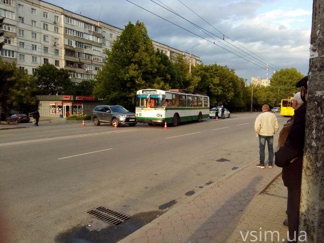 Новини Хмельницького - фото з ДТП на проспекті Миру: травмувалася 72-річна кондукторка тролейбуса ДТП на проспекті Миру: травмувалася 72-річна кондукторка тролейбуса, фото №1 на сайті vsim.ua