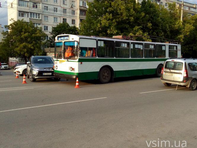Новини Хмельницького - фото з ДТП на проспекті Миру: травмувалася 72-річна кондукторка тролейбуса ДТП на проспекті Миру: травмувалася 72-річна кондукторка тролейбуса, фото №3 на сайті vsim.ua