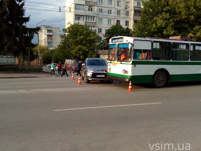 Новини Хмельницького - фото з ДТП на проспекті Миру: травмувалася 72-річна кондукторка тролейбуса ДТП на проспекті Миру: травмувалася 72-річна кондукторка тролейбуса, фото №2 на сайті vsim.ua