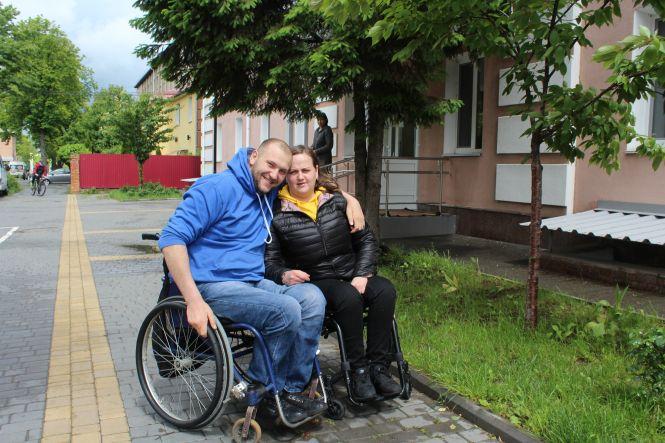 Новини Вінниці - фото з «Кому ви такі, крім одне одного, потрібні». Життя закоханої пари, що пересувається на візках «Кому ви такі, крім одне одного, потрібні». Життя закоханої пари, що пересувається на візках, фото №1 на сайті 20minut.ua