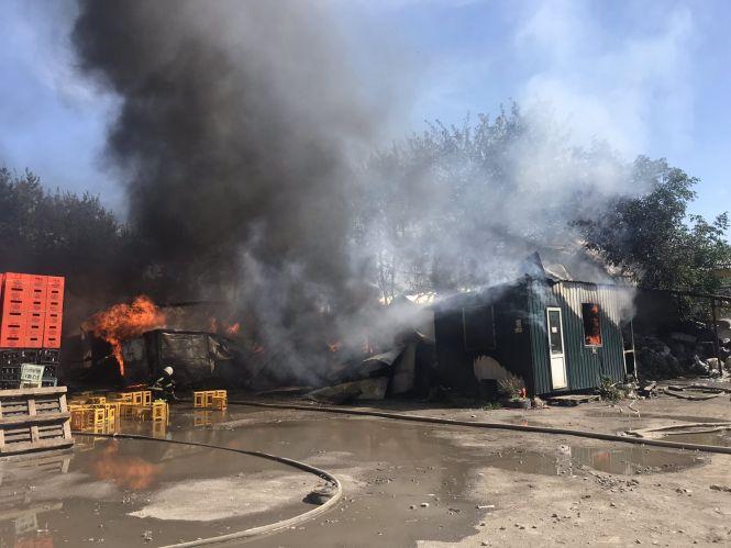 Зйомка з місця масштабної пожежі на Чехова. Склад гасили 20 рятувальників, фото №15 на сайті 20minut.ua