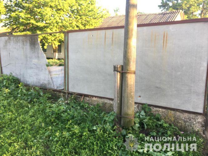 Mercedes в'їхав у дерево, а мопед — у паркан. В області сталося дві ДТП з потерпілими, фото №2 на сайті 20minut.ua