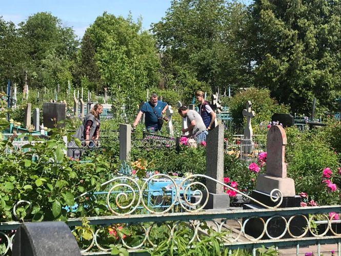 Новини Вінниці - фото з Репортаж з поминального дня: люди гуртувалися без масок та роздавали дітям цукерки Репортаж з поминального дня: люди гуртувалися без масок та роздавали дітям цукерки, фото №2 на сайті 20minut.ua