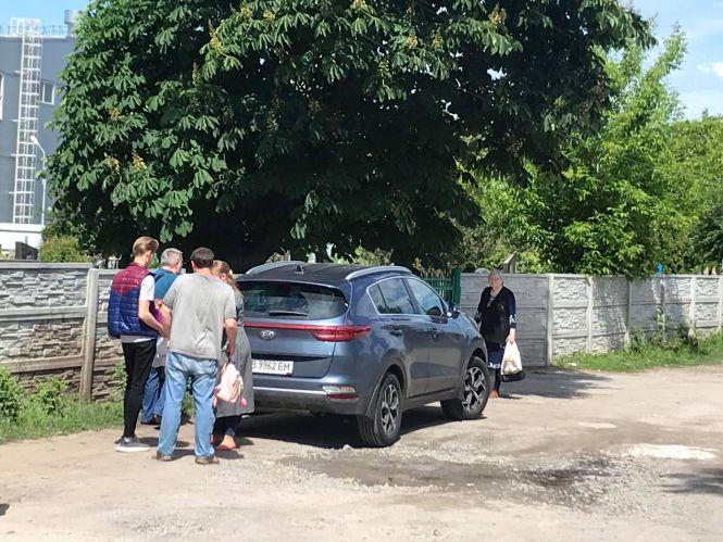 Новини Вінниці - фото з Репортаж з поминального дня: люди гуртувалися без масок та роздавали дітям цукерки Репортаж з поминального дня: люди гуртувалися без масок та роздавали дітям цукерки, фото №5 на сайті 20minut.ua