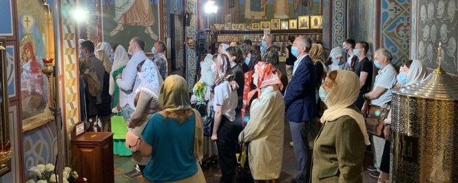 Новини Вінниці - фото з Репортаж з поминального дня: люди гуртувалися без масок та роздавали дітям цукерки Репортаж з поминального дня: люди гуртувалися без масок та роздавали дітям цукерки, фото №6 на сайті 20minut.ua