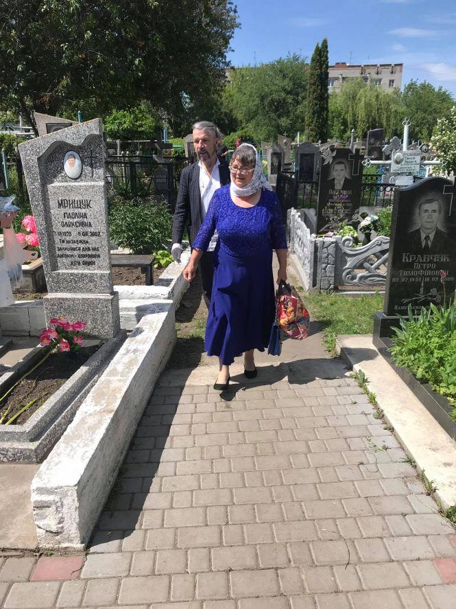 Новини Вінниці - фото з Репортаж з поминального дня: люди гуртувалися без масок та роздавали дітям цукерки Репортаж з поминального дня: люди гуртувалися без масок та роздавали дітям цукерки, фото №1 на сайті 20minut.ua