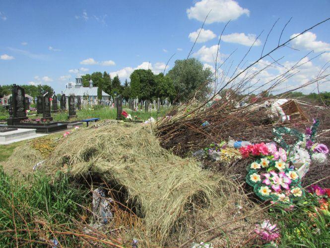 У Верболозах проводи заборонили, тільки не через невивезене з цвинтаря сміття, фото №2 на сайті 20minut.ua