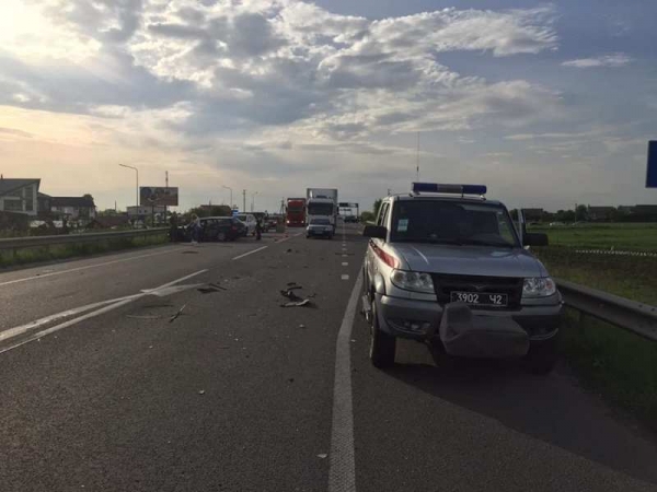 Новини Вінниці - фото з Біля Рівного вінничанин на вантажівці зніс три легковики: загинув хлопчик та троє дорослих Біля Рівного вінничанин на вантажівці зніс три легковики: загинув хлопчик та троє дорослих, фото №9 на сайті 20minut.ua