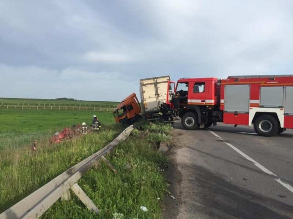 Новини Вінниці - фото з Біля Рівного вінничанин на вантажівці зніс три легковики: загинув хлопчик та троє дорослих Біля Рівного вінничанин на вантажівці зніс три легковики: загинув хлопчик та троє дорослих, фото №7 на сайті 20minut.ua