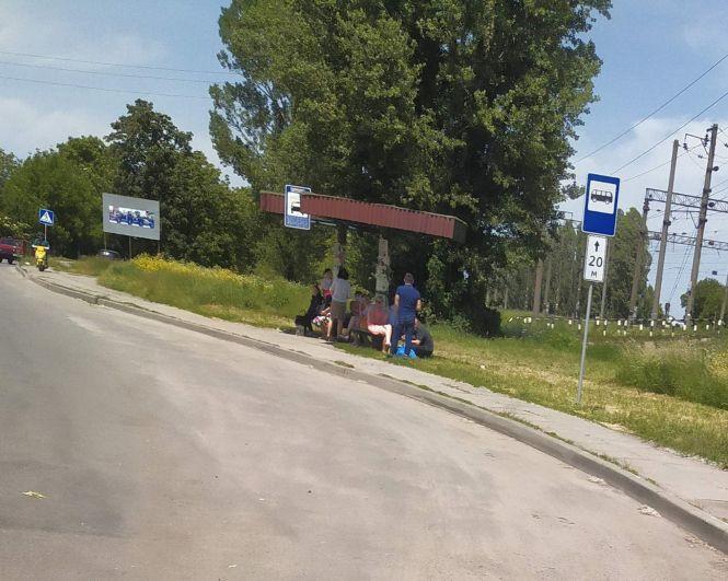 Козятин у фото: не скошена трава, аварійні люки та іриси, фото №2 на сайті 20minut.ua