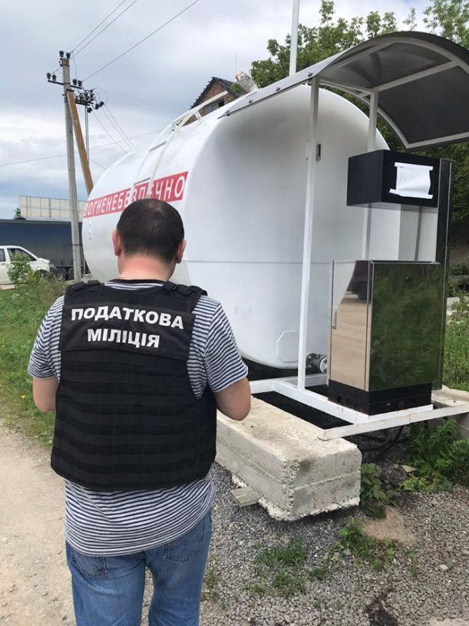 Новини Хмельницького - фото з У Хмельницькому виявили нелегальну АЗС з пальним на чверть мільйона гривень У Хмельницькому виявили нелегальну АЗС з пальним на чверть мільйона гривень, фото №3 на сайті vsim.ua