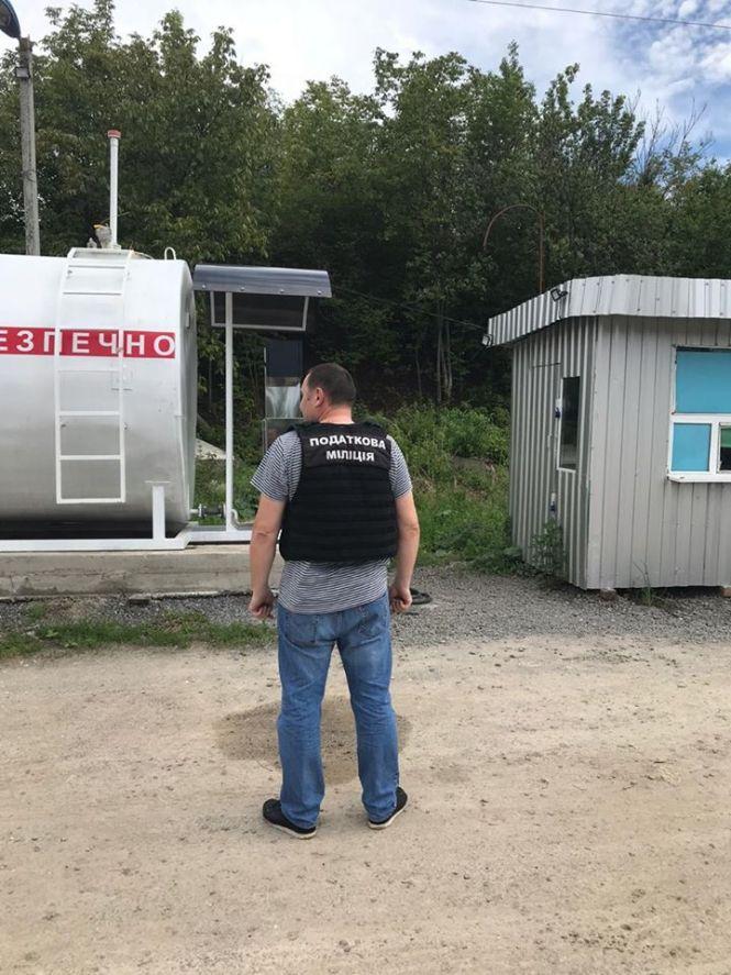 Новини Хмельницького - фото з У Хмельницькому виявили нелегальну АЗС з пальним на чверть мільйона гривень У Хмельницькому виявили нелегальну АЗС з пальним на чверть мільйона гривень, фото №2 на сайті vsim.ua