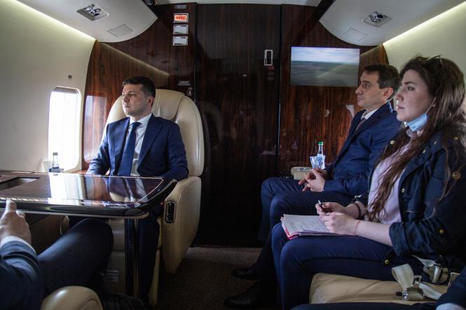 Новини Хмельницького - фото з Зізнання у коханні та “вульгарне” фото: деталі дводенного візиту Зеленського на Хмельниччину По словам оператора УП, который летел в президентском вертолете, находиться в воздухе на этом борту достаточно комфортно