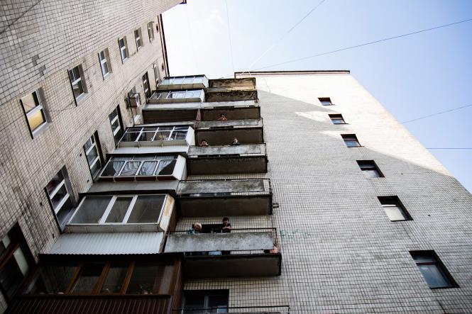 Новини Хмельницького - фото з Зізнання у коханні та “вульгарне” фото: деталі дводенного візиту Зеленського на Хмельниччину В этом бывшем общежитии снимает квартиру семья погибшего героя, пока в их собственной идет ремонт