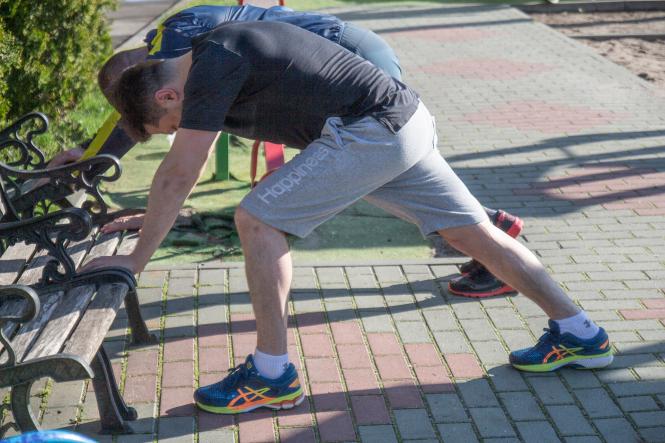 Новини Хмельницького - фото з Зізнання у коханні та “вульгарне” фото: деталі дводенного візиту Зеленського на Хмельниччину Після пробіжки і розтяжки Володимир Зеленський їв яєчню з болгарським перцем