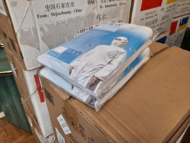 Новини Хмельницького - фото з Медичні маски та комбінезони: Хмельницький отримав допомогу з Китаю Медичні маски та комбінезони: Хмельницький отримав допомогу з Китаю, фото №1 на сайті vsim.ua