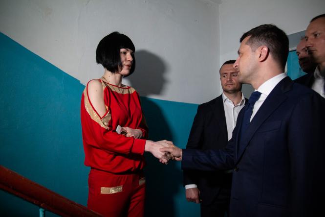 Новини Хмельницького - фото з Зізнання у коханні та “вульгарне” фото: деталі дводенного візиту Зеленського на Хмельниччину Прихильниця Зеленського прорвалася крізь охорону і зізналася президенту в любові