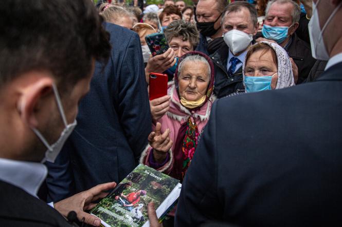 Новини Хмельницького - фото з Зізнання у коханні та “вульгарне” фото: деталі дводенного візиту Зеленського на Хмельниччину В массе своей люди встречали президента позитивно. Их голос был громче критиков