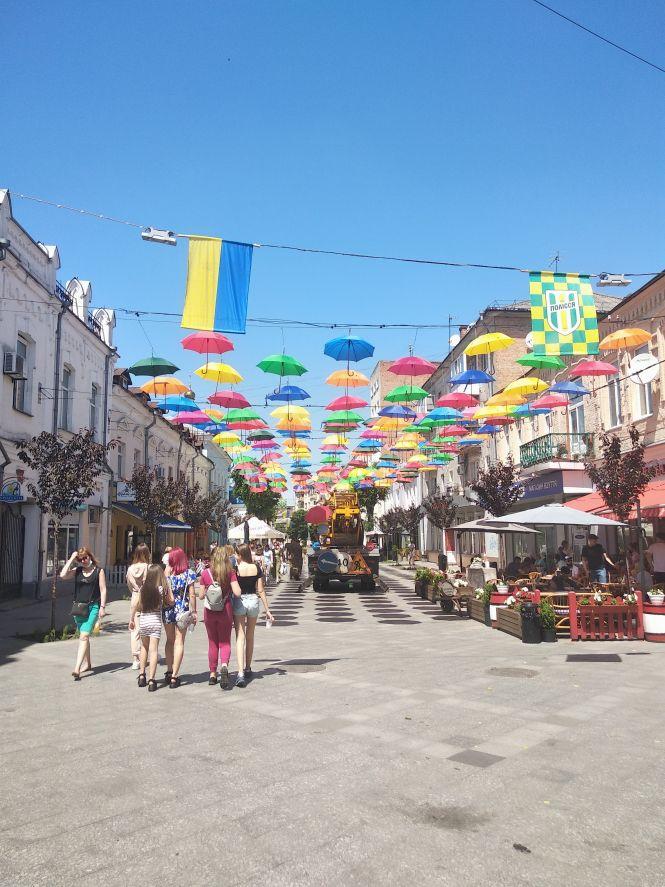 Фотофакт. На Михайлівський вішають парасольки, фото №2 на сайті 20minut.ua