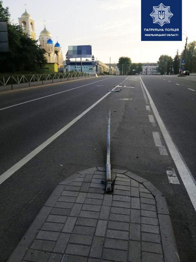 Новини Хмельницького - фото з На Свободи Daewoo позбивав дорожні знаки. Водій втік На Свободи Daewoo позбивав дорожні знаки. Водій втік, фото №1 на сайті vsim.ua