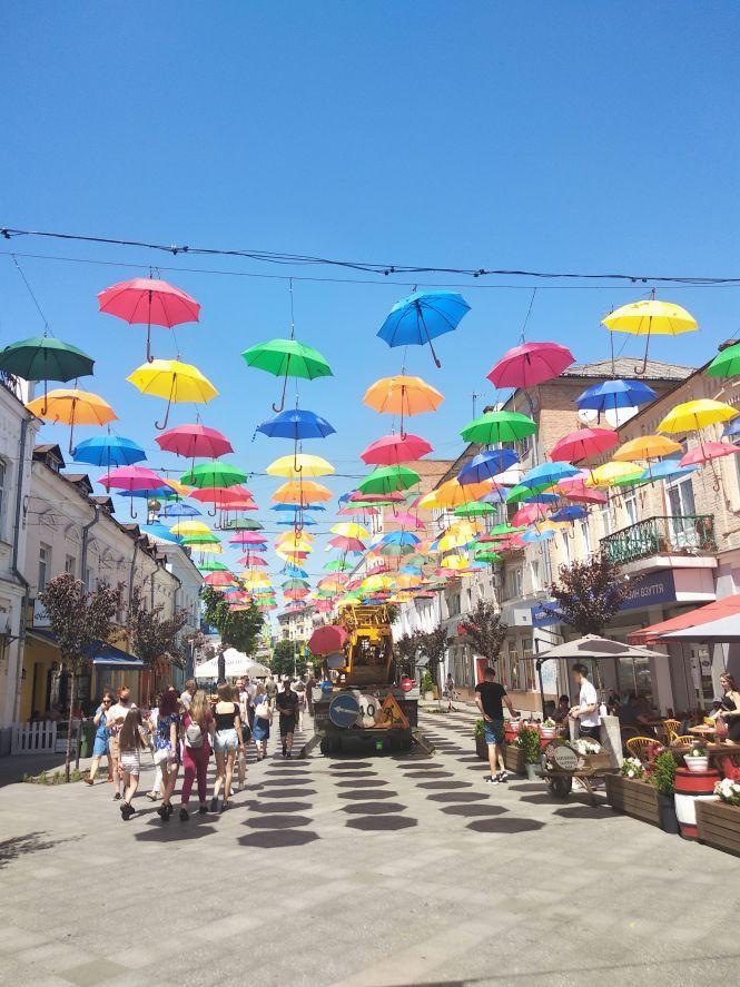 Фотофакт. На Михайлівський вішають парасольки, фото №1 на сайті 20minut.ua