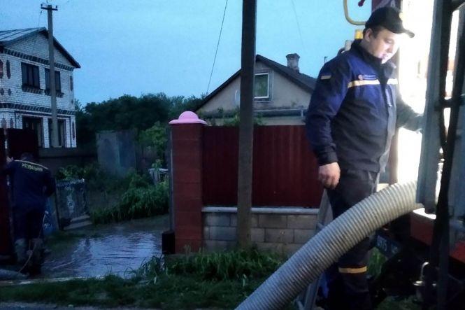 Повалені дерева та затоплені двори: наслідки негоди на Хмельниччині (ФОТО), фото №6 на сайті vsim.ua