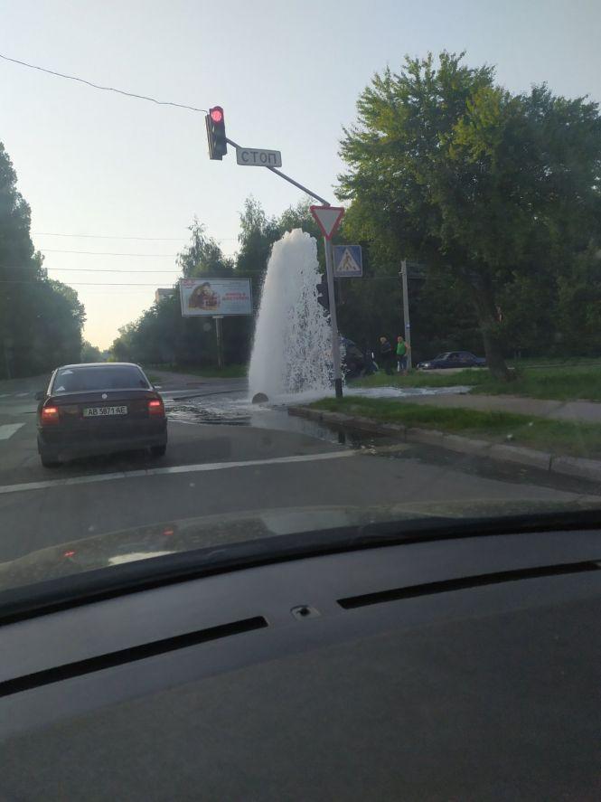 Новини Вінниці - фото з Ранковий фонтан на Порика: прорвав пожежний гідрант. Мешканцям відключили воду Ранковий фонтан на Порика: прорвав пожежний гідрант. Мешканцям відключили воду, фото №1 на сайті 20minut.ua