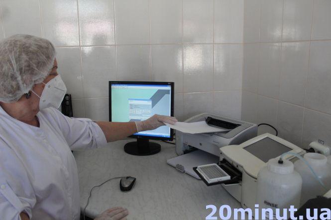 Новини Тернополя - фото з Як визначають антитіла до коронавірусу. Ексклюзивний репортаж з лабораторного центру (ВІДЕО) Як визначають антитіла до коронавірусу. Ексклюзивний репортаж з лабораторного центру (ВІДЕО), фото №4 на сайті 20minut.ua