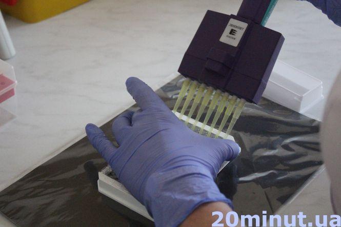 Новини Тернополя - фото з Як визначають антитіла до коронавірусу. Ексклюзивний репортаж з лабораторного центру (ВІДЕО) Як визначають антитіла до коронавірусу. Ексклюзивний репортаж з лабораторного центру (ВІДЕО), фото №2 на сайті 20minut.ua