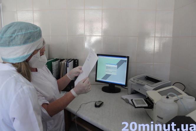 Новини Тернополя - фото з Як визначають антитіла до коронавірусу. Ексклюзивний репортаж з лабораторного центру (ВІДЕО) Як визначають антитіла до коронавірусу. Ексклюзивний репортаж з лабораторного центру (ВІДЕО), фото №1 на сайті 20minut.ua