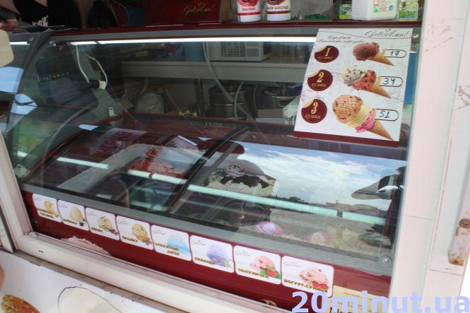 Новини Тернополя - фото з Сезон морозива - у розпалі. Тернополяни в чергах за смаколиками: яка ціна "кульок" та як їх вибрати Сезон морозива - у розпалі. Тернополяни в чергах за смаколиками: яка ціна "кульок" та як їх вибрати, фото №2 на сайті 20minut.ua