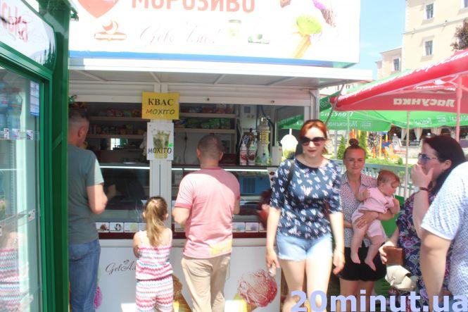 Новини Тернополя - фото з Сезон морозива - у розпалі. Тернополяни в чергах за смаколиками: яка ціна "кульок" та як їх вибрати Сезон морозива - у розпалі. Тернополяни в чергах за смаколиками: яка ціна "кульок" та як їх вибрати, фото №3 на сайті 20minut.ua