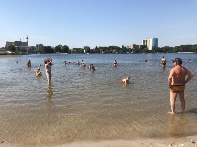 Засмагають і запливають за буйки: як хмельничани відпочивають на міському пляжі (ФОТО), фото №9 на сайті vsim.ua