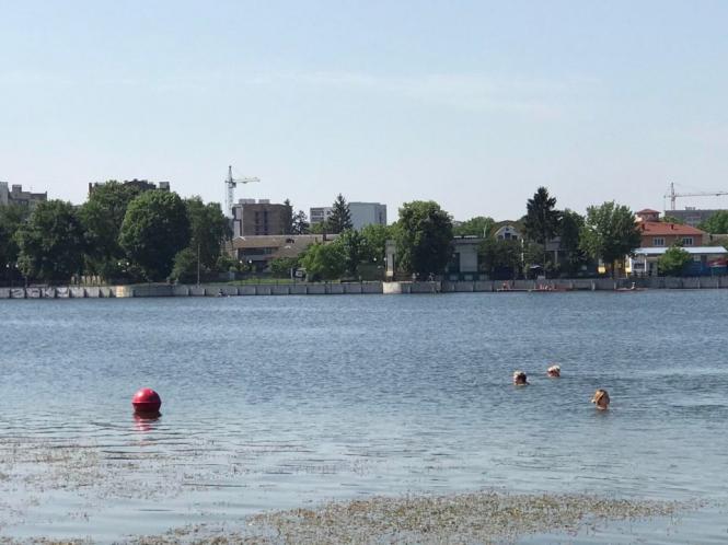 Засмагають і запливають за буйки: як хмельничани відпочивають на міському пляжі (ФОТО), фото №6 на сайті vsim.ua