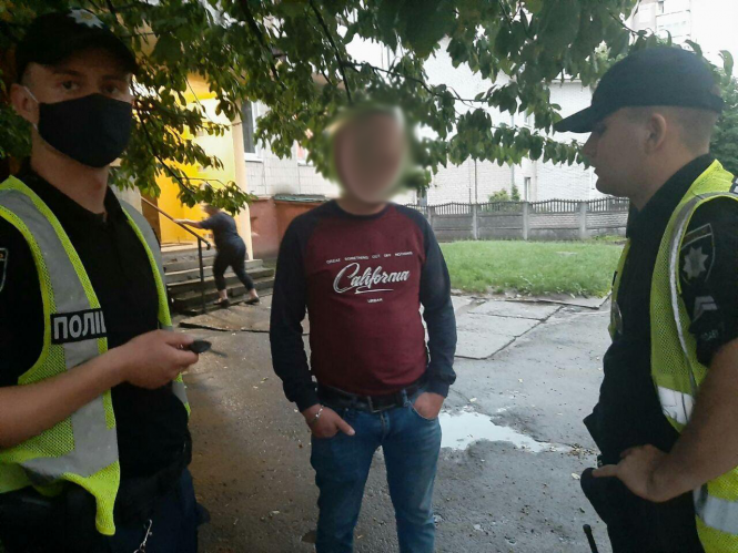 Новини Тернополя - фото з На 15 Квітня аварія: зіштовхнулись три автівки. Один з водіїв намагався втекти з місця події На 15 Квітня аварія: зіштовхнулись три автівки. Один з водіїв намагався втекти з місця події, фото №3 на сайті 20minut.ua