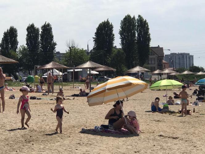 Засмагають і запливають за буйки: як хмельничани відпочивають на міському пляжі (ФОТО), фото №5 на сайті vsim.ua