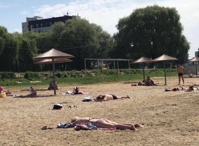 Засмагають і запливають за буйки: як хмельничани відпочивають на міському пляжі (ФОТО), фото №4 на сайті vsim.ua