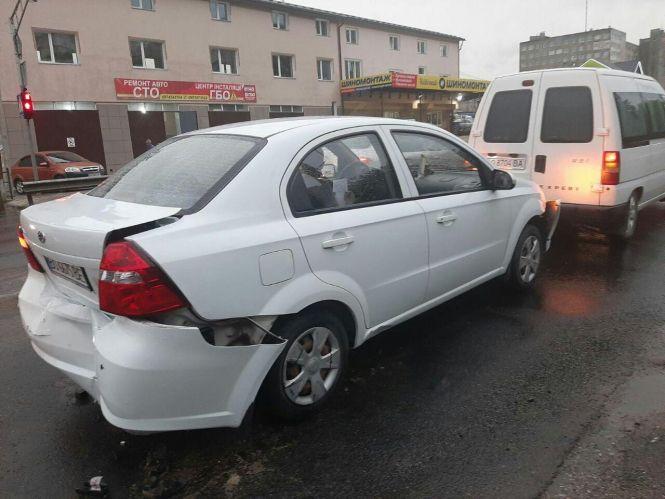 Новини Тернополя - фото з На 15 Квітня аварія: зіштовхнулись три автівки. Один з водіїв намагався втекти з місця події На 15 Квітня аварія: зіштовхнулись три автівки. Один з водіїв намагався втекти з місця події, фото №2 на сайті 20minut.ua
