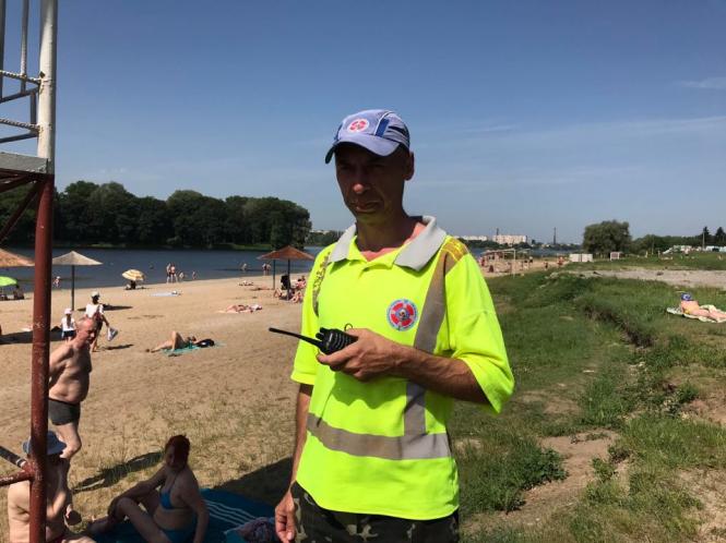 Засмагають і запливають за буйки: як хмельничани відпочивають на міському пляжі (ФОТО), фото №2 на сайті vsim.ua