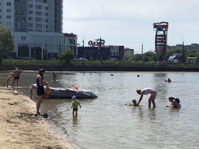Засмагають і запливають за буйки: як хмельничани відпочивають на міському пляжі (ФОТО), фото №7 на сайті vsim.ua