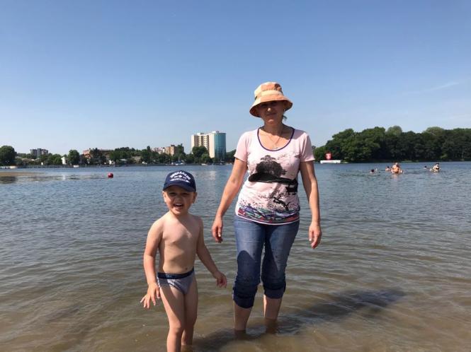 Засмагають і запливають за буйки: як хмельничани відпочивають на міському пляжі (ФОТО), фото №1 на сайті vsim.ua