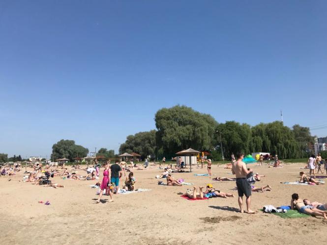 Засмагають і запливають за буйки: як хмельничани відпочивають на міському пляжі (ФОТО), фото №10 на сайті vsim.ua