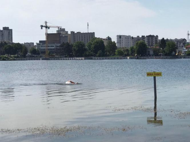 Засмагають і запливають за буйки: як хмельничани відпочивають на міському пляжі (ФОТО), фото №3 на сайті vsim.ua