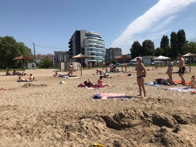 Засмагають і запливають за буйки: як хмельничани відпочивають на міському пляжі (ФОТО), фото №8 на сайті vsim.ua