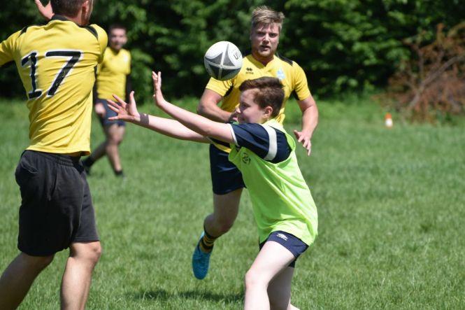 На полі одночасно дорослі та діти: у Тернополі провели унікальні змагання з тач-регбі, фото №1 на сайті 20minut.ua